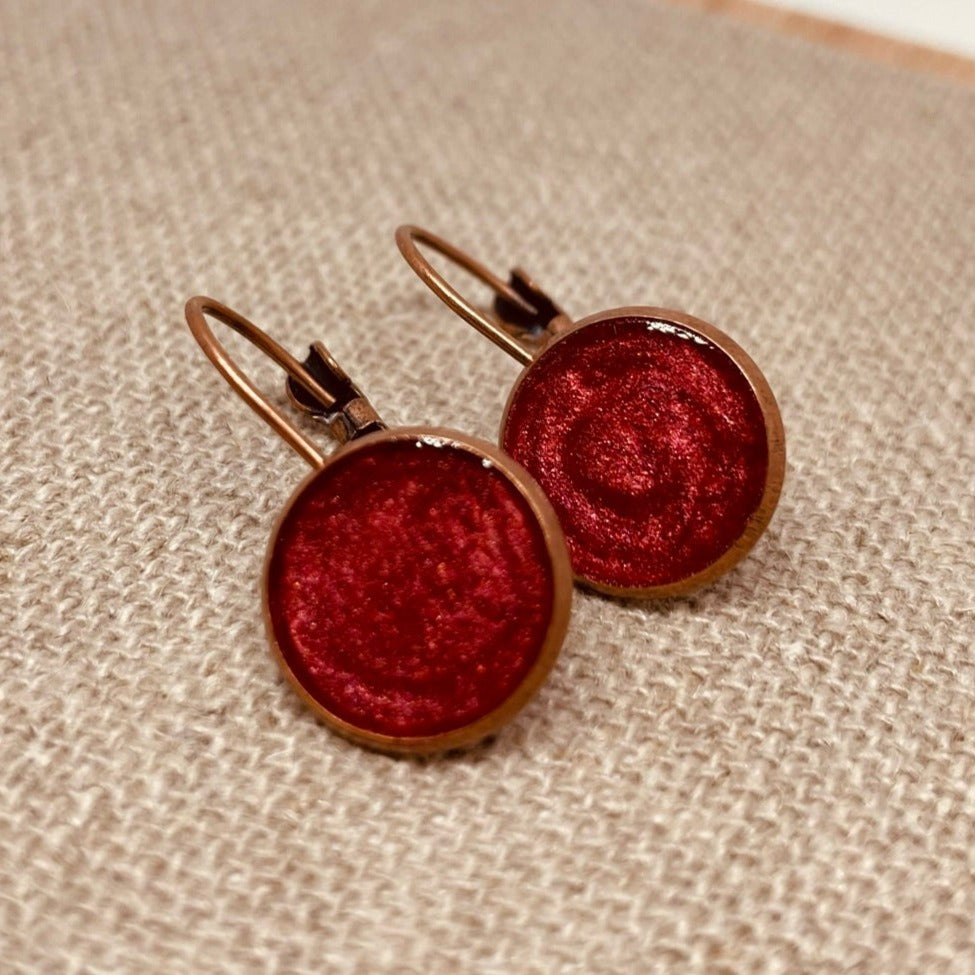 Orecchini pendenti tondi in rame rosso, smaltati e vetrificati a mano.