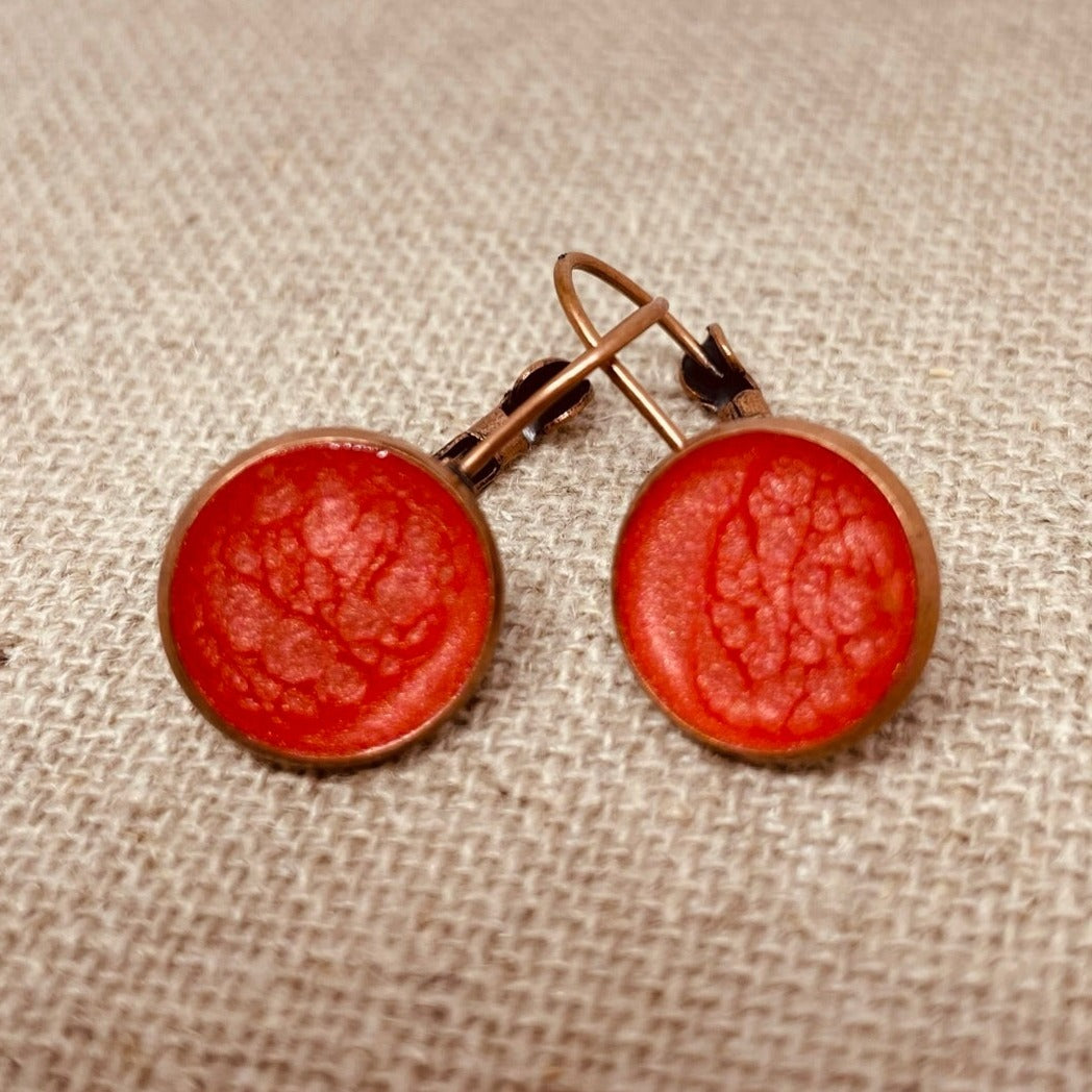 Orecchini pendenti tondi in rame rosso, smaltati e vetrificati a mano.