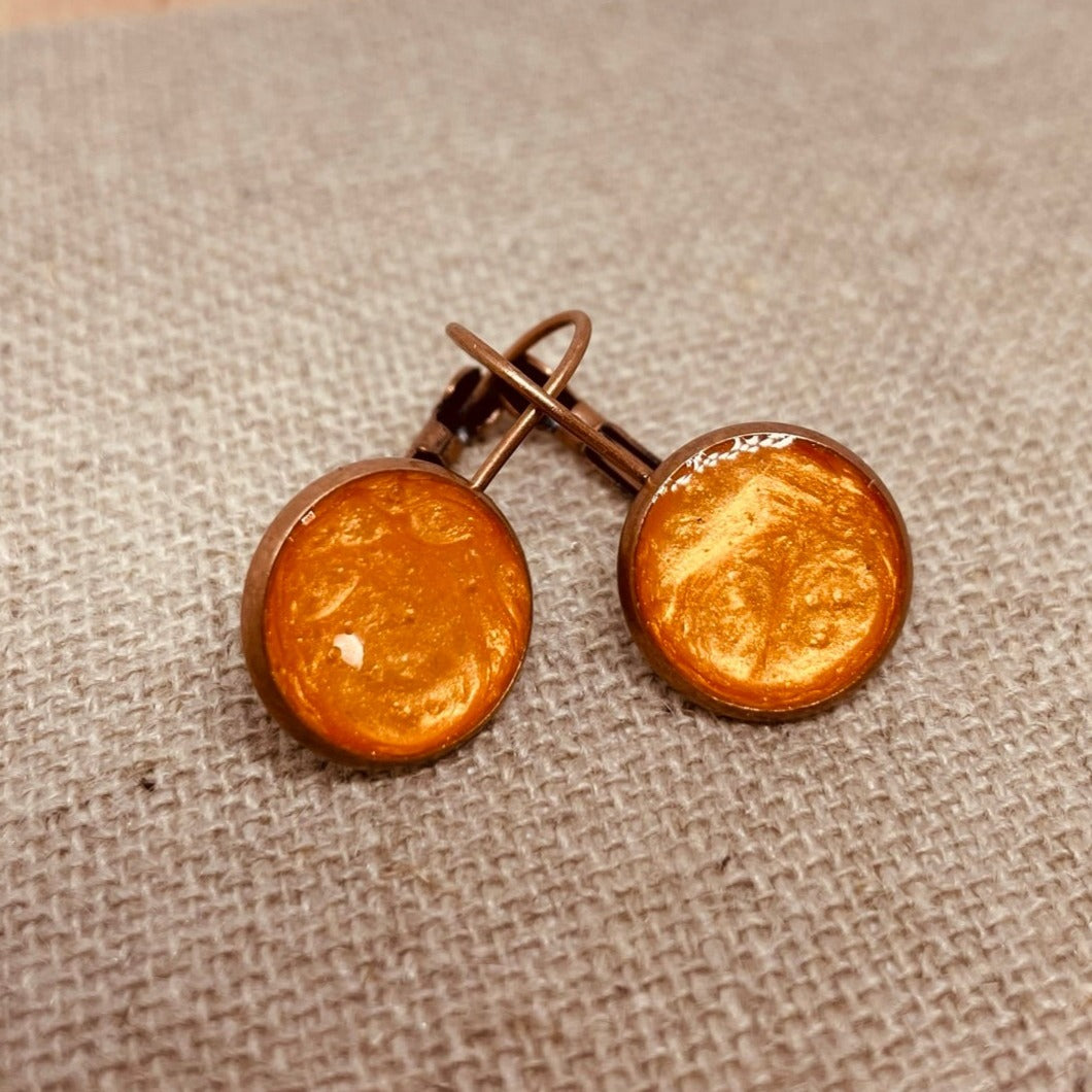 Orecchini pendenti tondi in rame rosso, smaltati e vetrificati a mano.