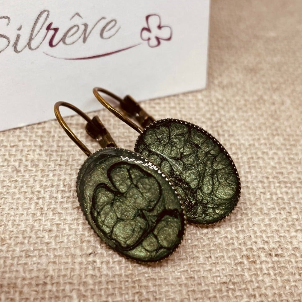Orecchini ovali in bronzo, smaltati e vetrificati amano.