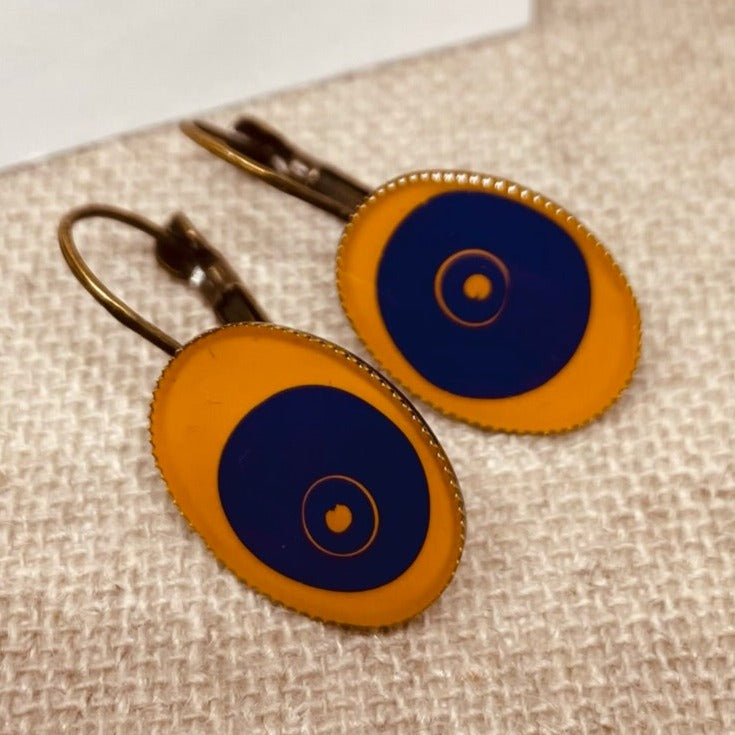 Orecchini ovali in bronzo, smaltati e vetrificati amano.