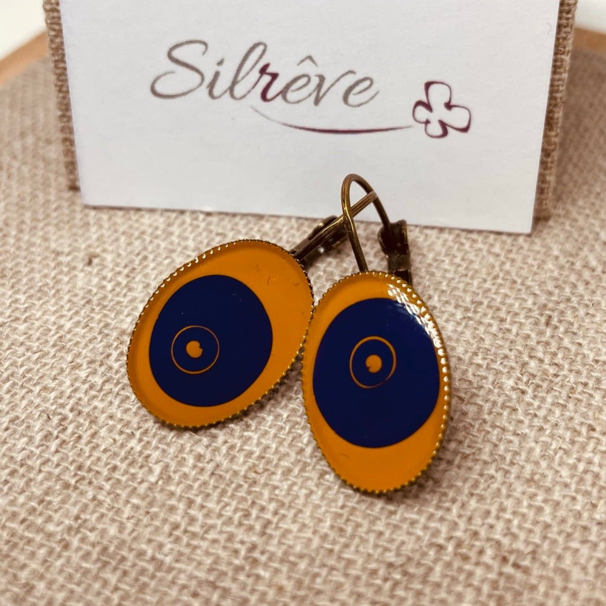 Orecchini ovali in bronzo, smaltati e vetrificati amano.