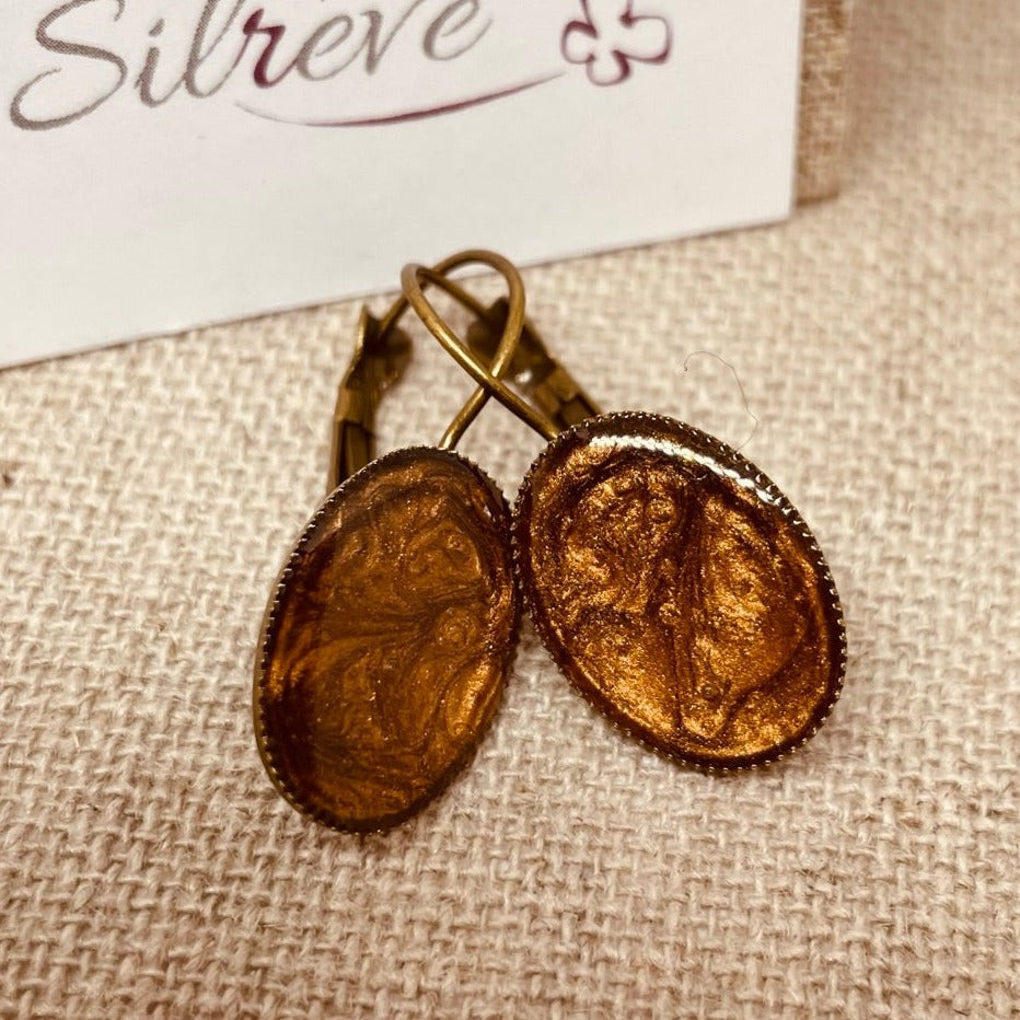 Orecchini ovali in bronzo, smaltati e vetrificati amano.