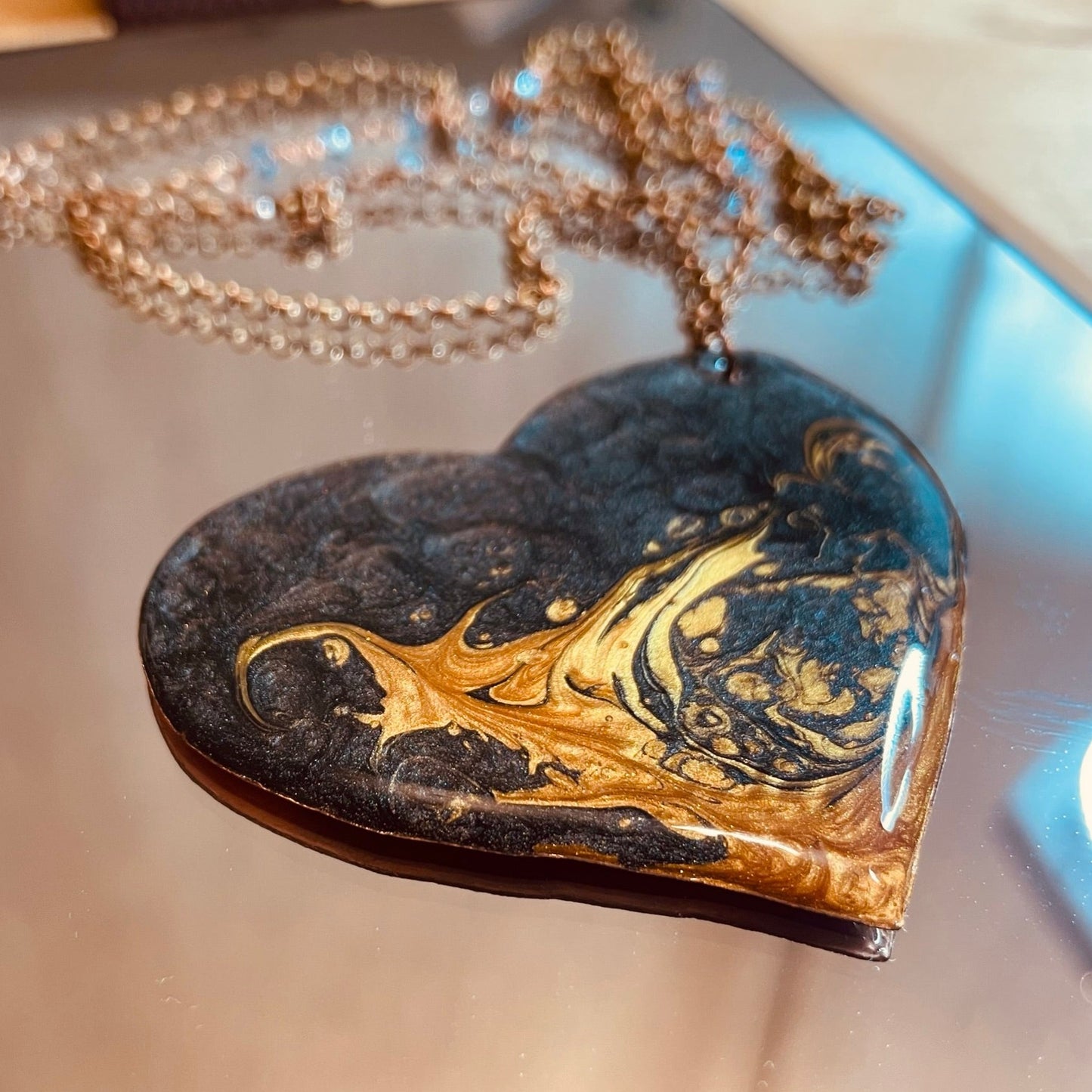 Collana in rame con ciondolo a cuore, impreziosita con piccoli cristalli.
