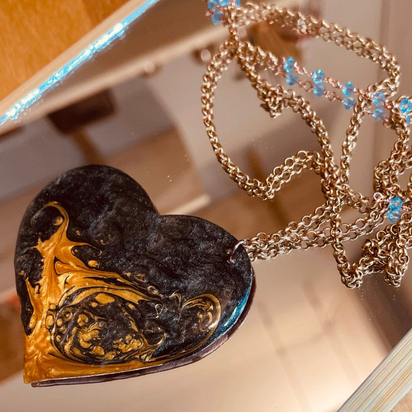 Collana in rame con ciondolo a cuore, impreziosita con piccoli cristalli.