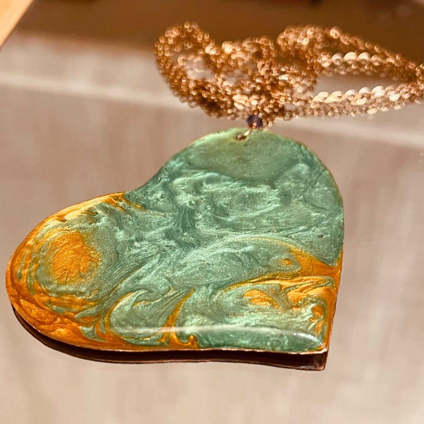Collana in rame con ciondolo a cuore, impreziosita con piccoli cristalli.