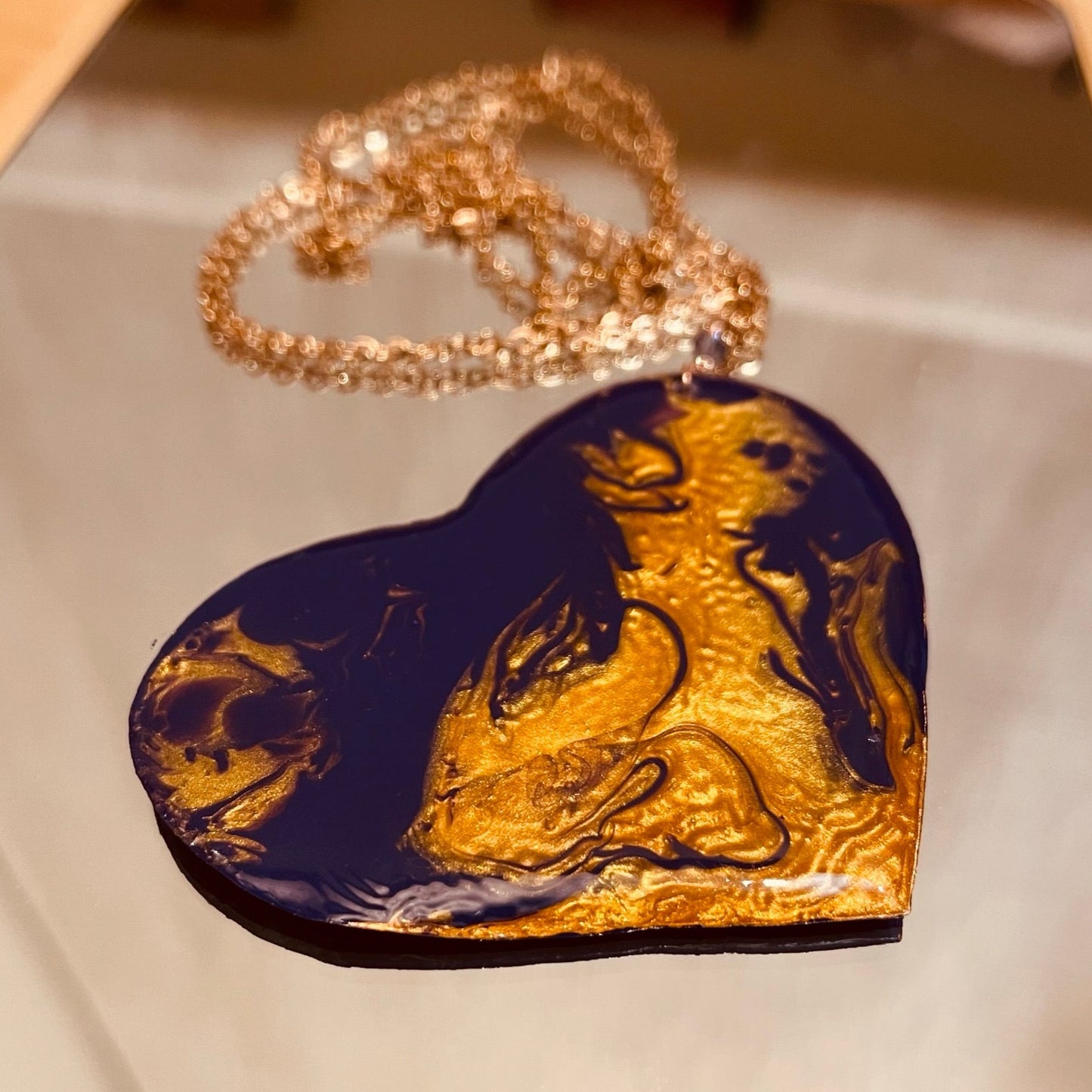 Collana in rame con ciondolo a cuore, impreziosita con piccoli cristalli.