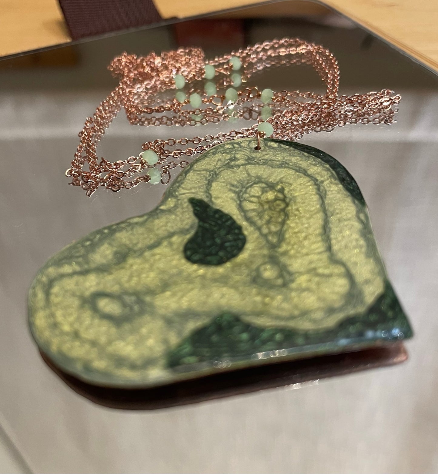 Collana in rame con ciondolo a cuore, impreziosita con piccoli cristalli.