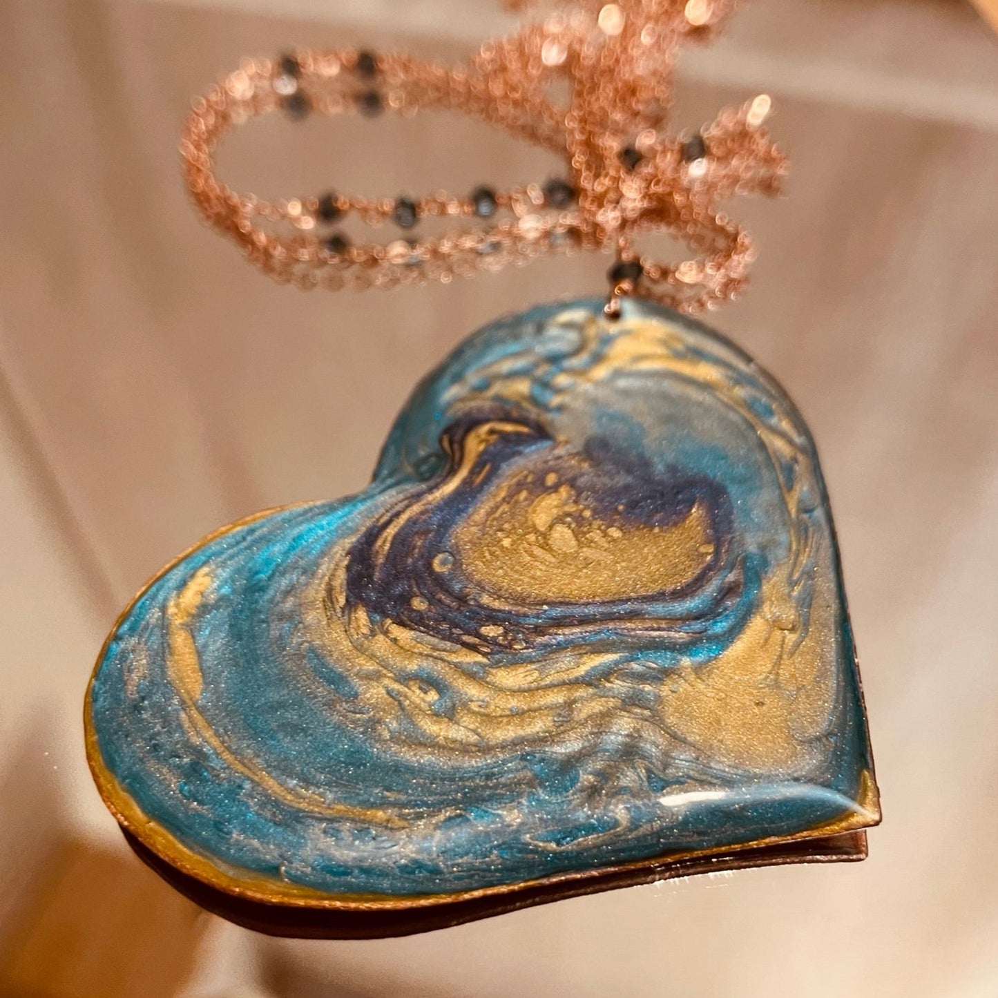 Collana in rame con ciondolo a cuore, impreziosita con piccoli cristalli.