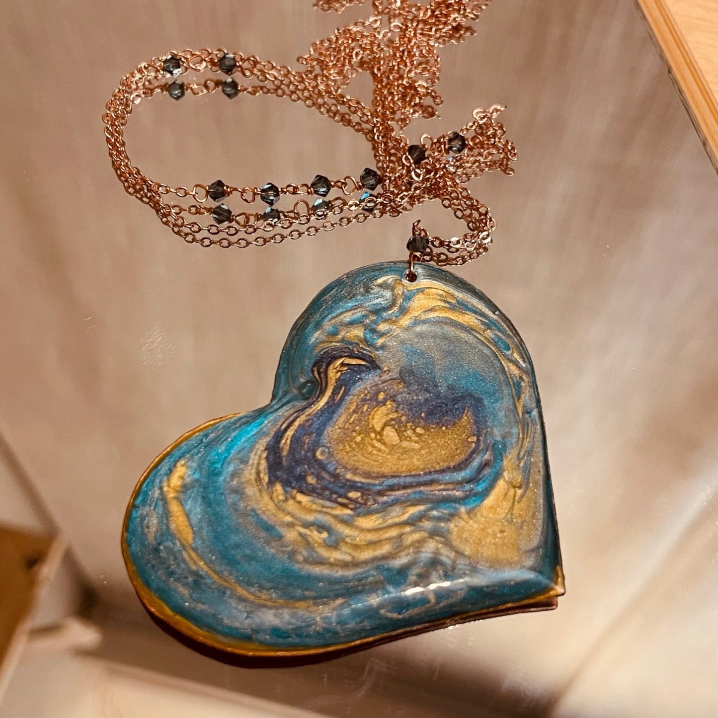 Collana in rame con ciondolo a cuore, impreziosita con piccoli cristalli.