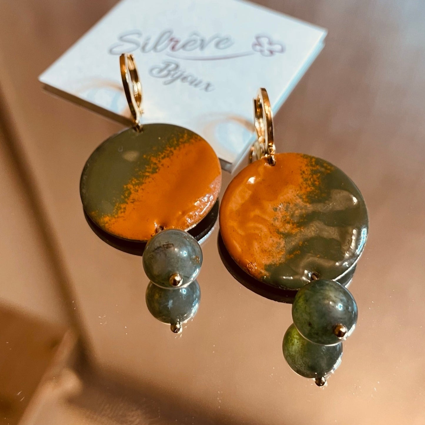 Orecchini in rame anticato, effetto martellato, impreziositi da pietra dura: agata verde. Color cognac/verde