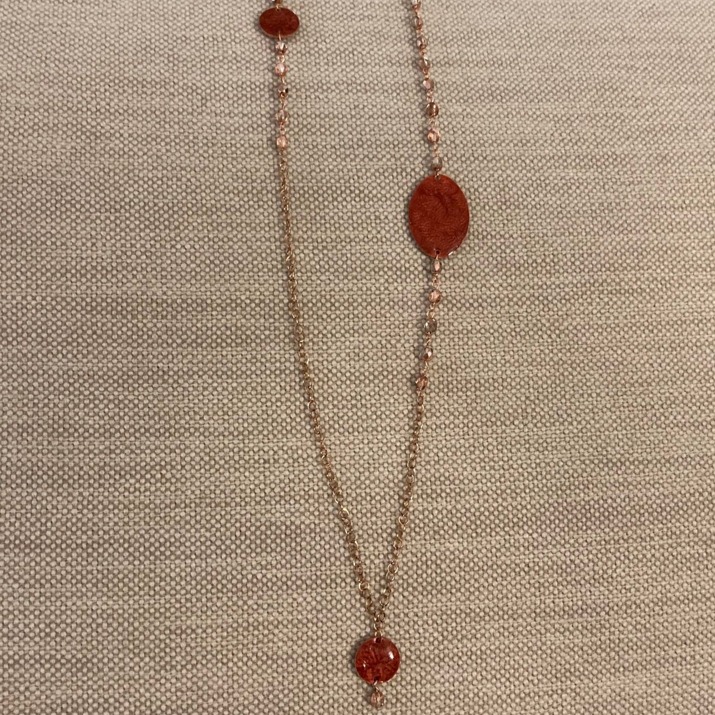 Collana in rame con inserti tondo e ovale dipinti e vetrificati a mano, impreziosita con cristalli