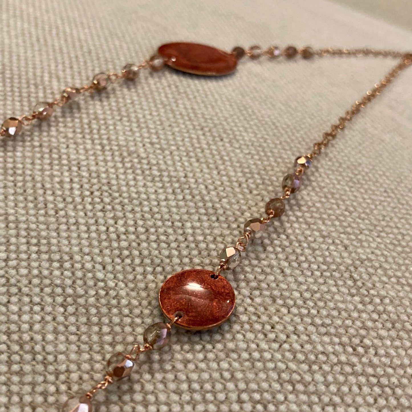 Collana in rame con inserti tondo e ovale dipinti e vetrificati a mano, impreziosita con cristalli