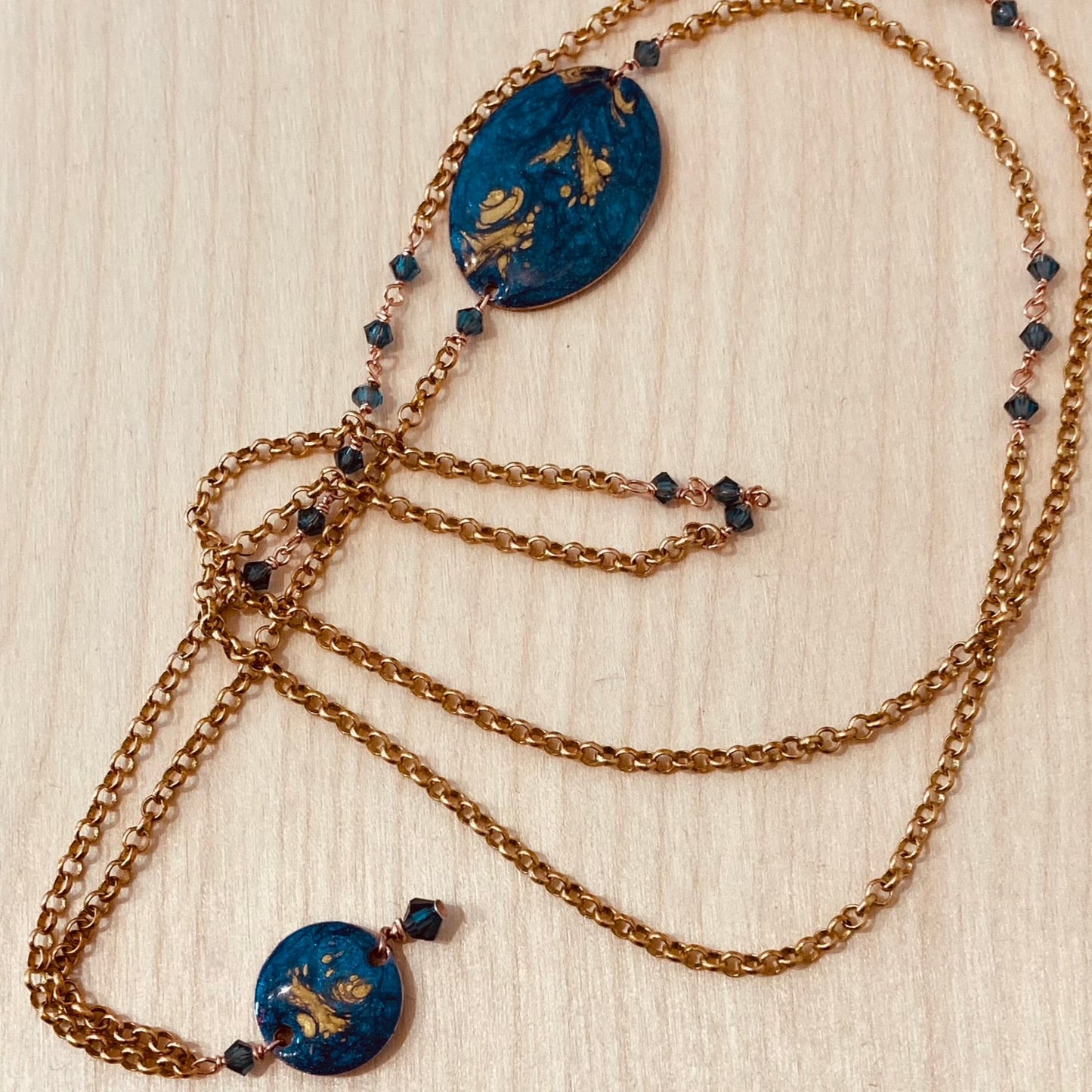 Collana in rame con inserti tondo e ovale dipinti e vetrificati a mano, impreziosita con cristalli