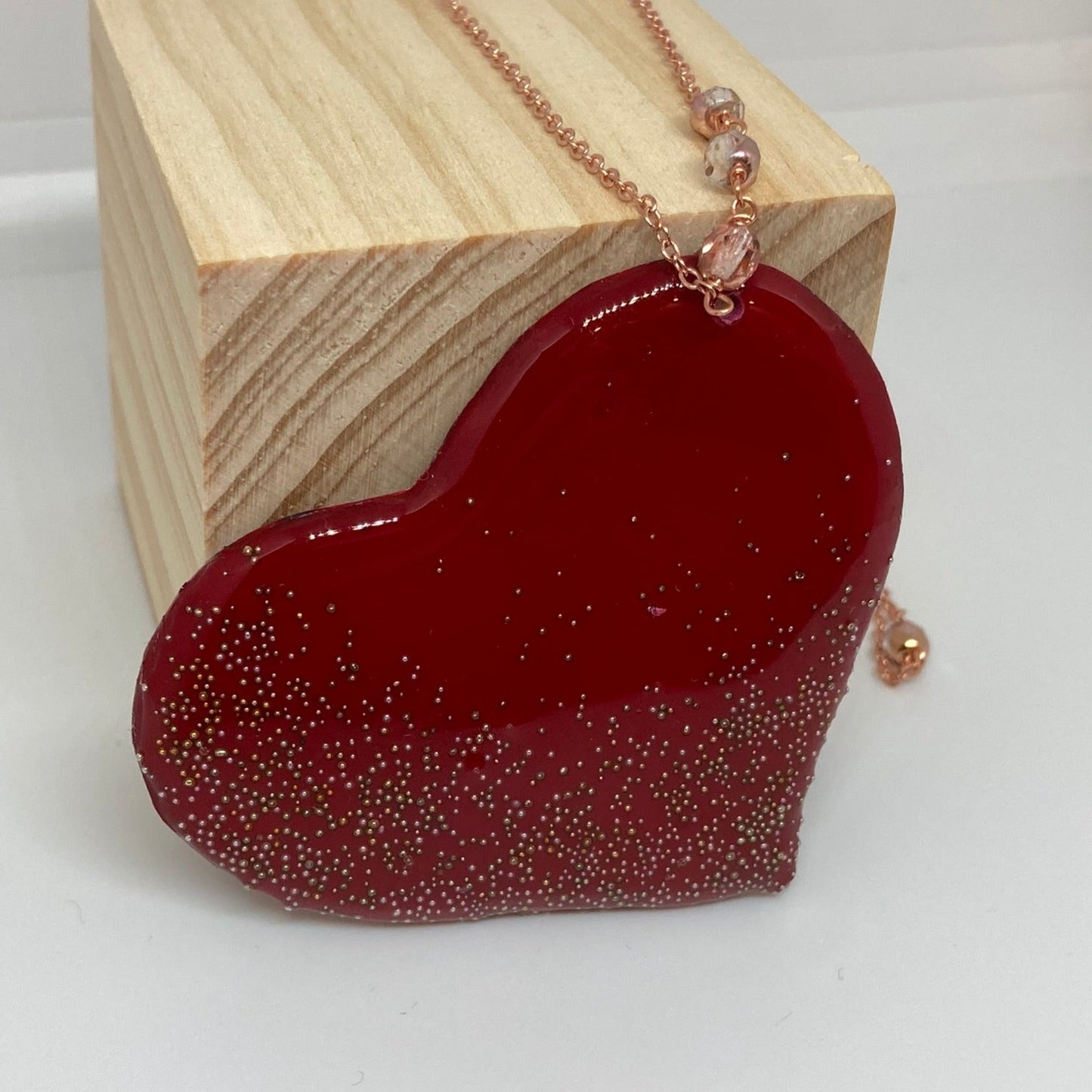 Collana in rame con ciondolo a cuore, impreziosita con piccoli cristalli.