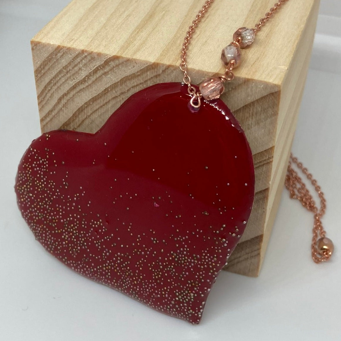 Collana in rame con ciondolo a cuore, impreziosita con piccoli cristalli.