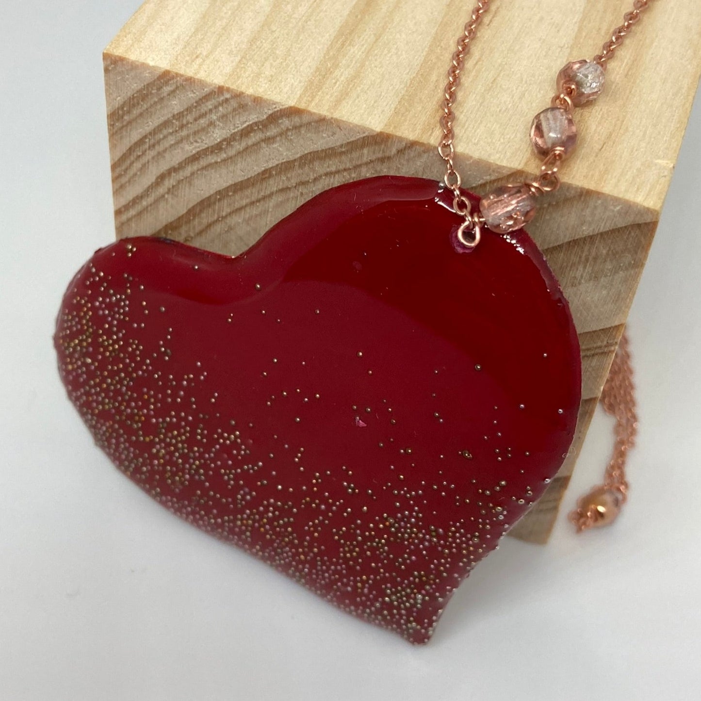 Collana in rame con ciondolo a cuore, impreziosita con piccoli cristalli.