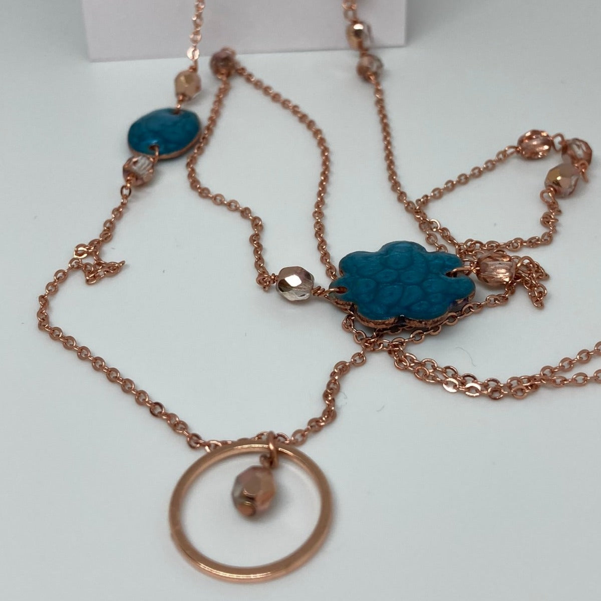 Collana in rame con inserti tondo e ovale dipinti e vetrificati a mano, impreziosita con cristalli
