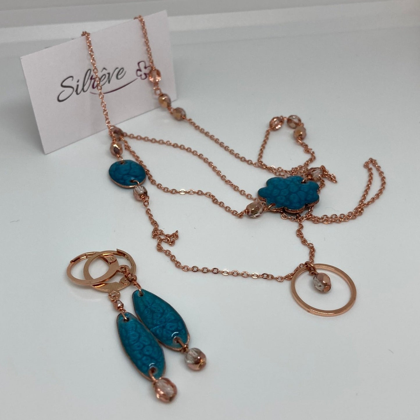 Collana in rame con inserti tondo e ovale dipinti e vetrificati a mano, impreziosita con cristalli