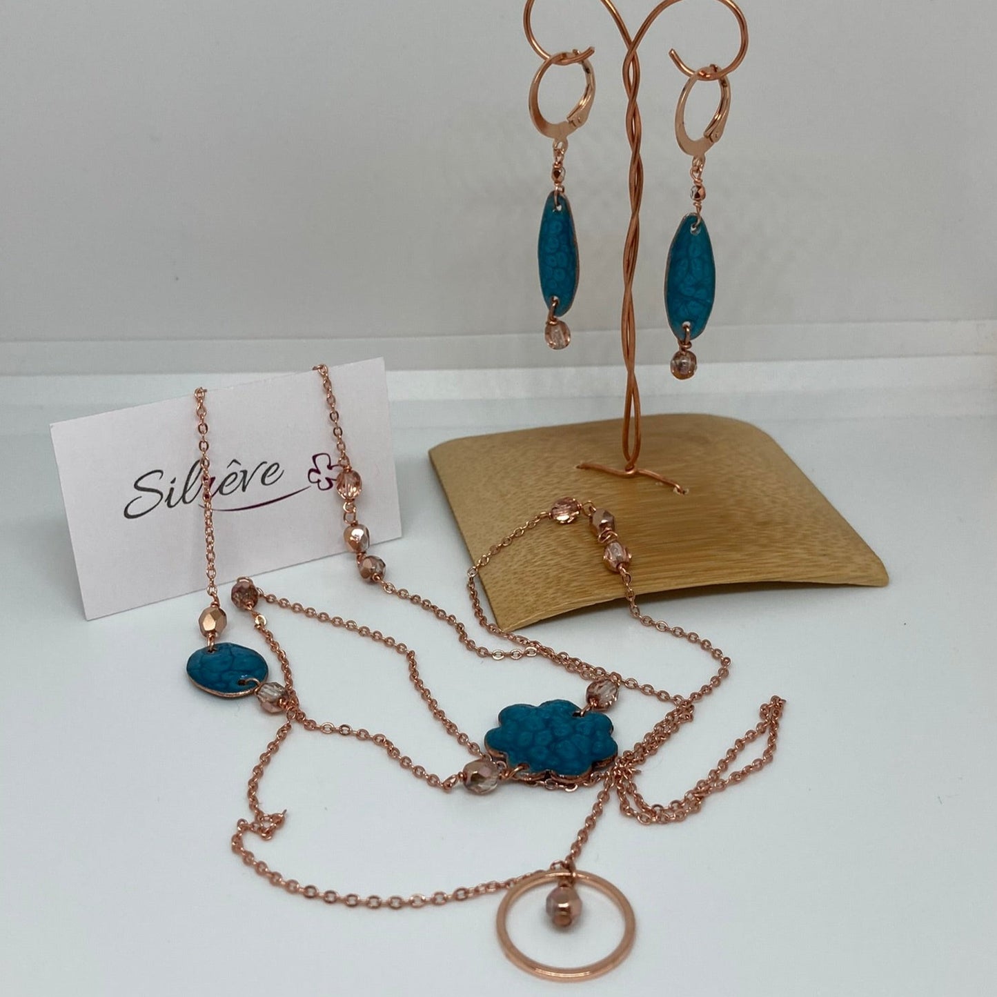 Collana in rame con inserti tondo e ovale dipinti e vetrificati a mano, impreziosita con cristalli
