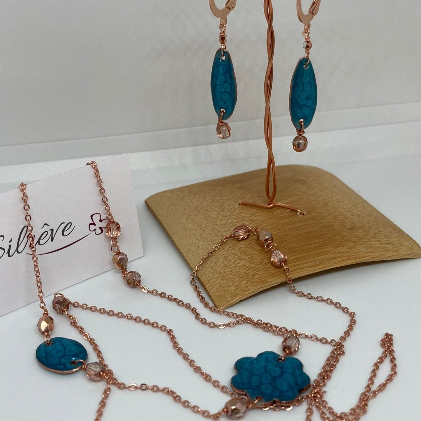 Collana in rame con inserti tondo e ovale dipinti e vetrificati a mano, impreziosita con cristalli