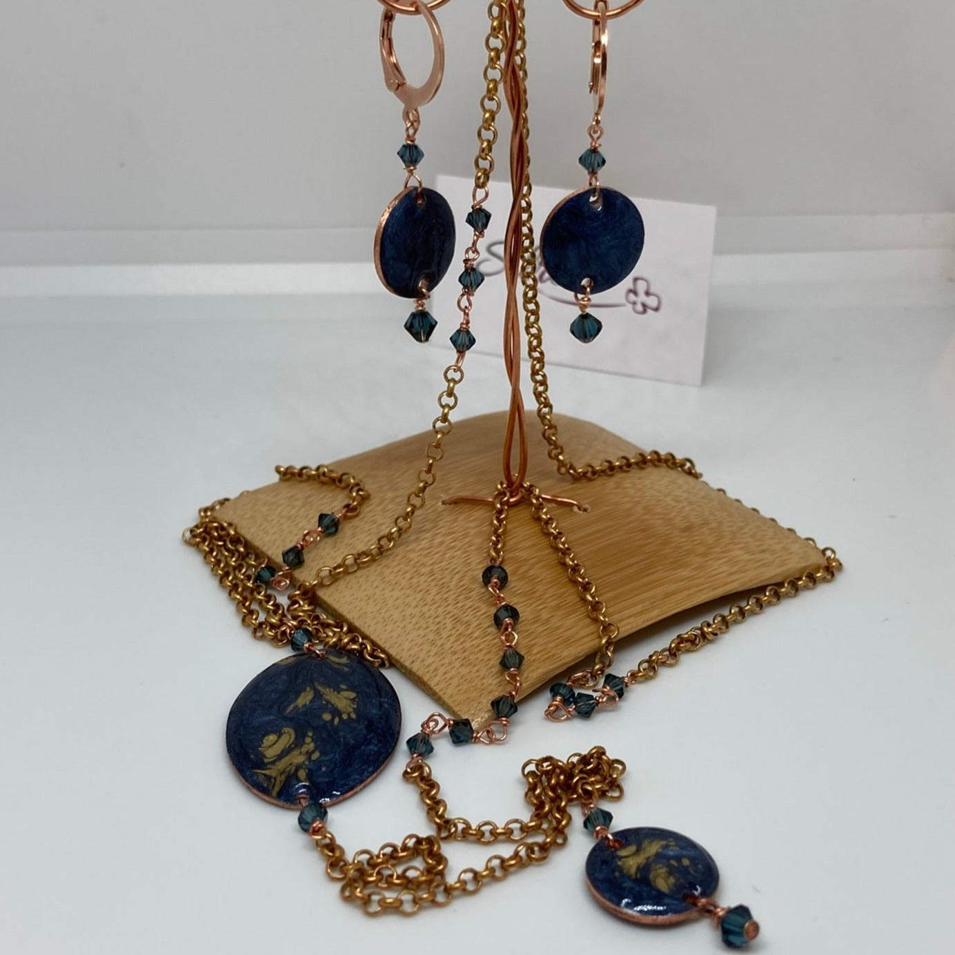 Collana in rame con inserti tondo e ovale dipinti e vetrificati a mano, impreziosita con cristalli