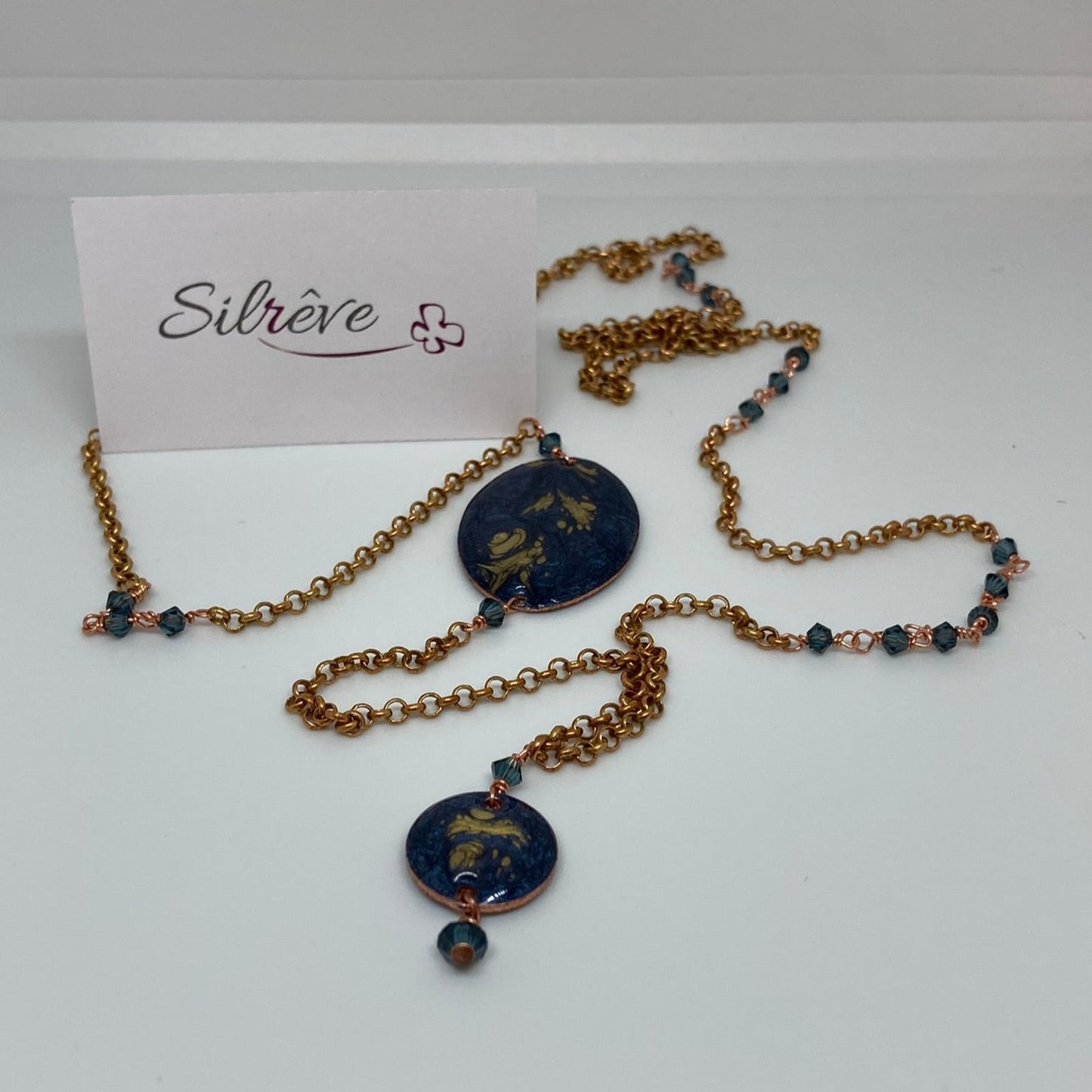 Collana in rame con inserti tondo e ovale dipinti e vetrificati a mano, impreziosita con cristalli