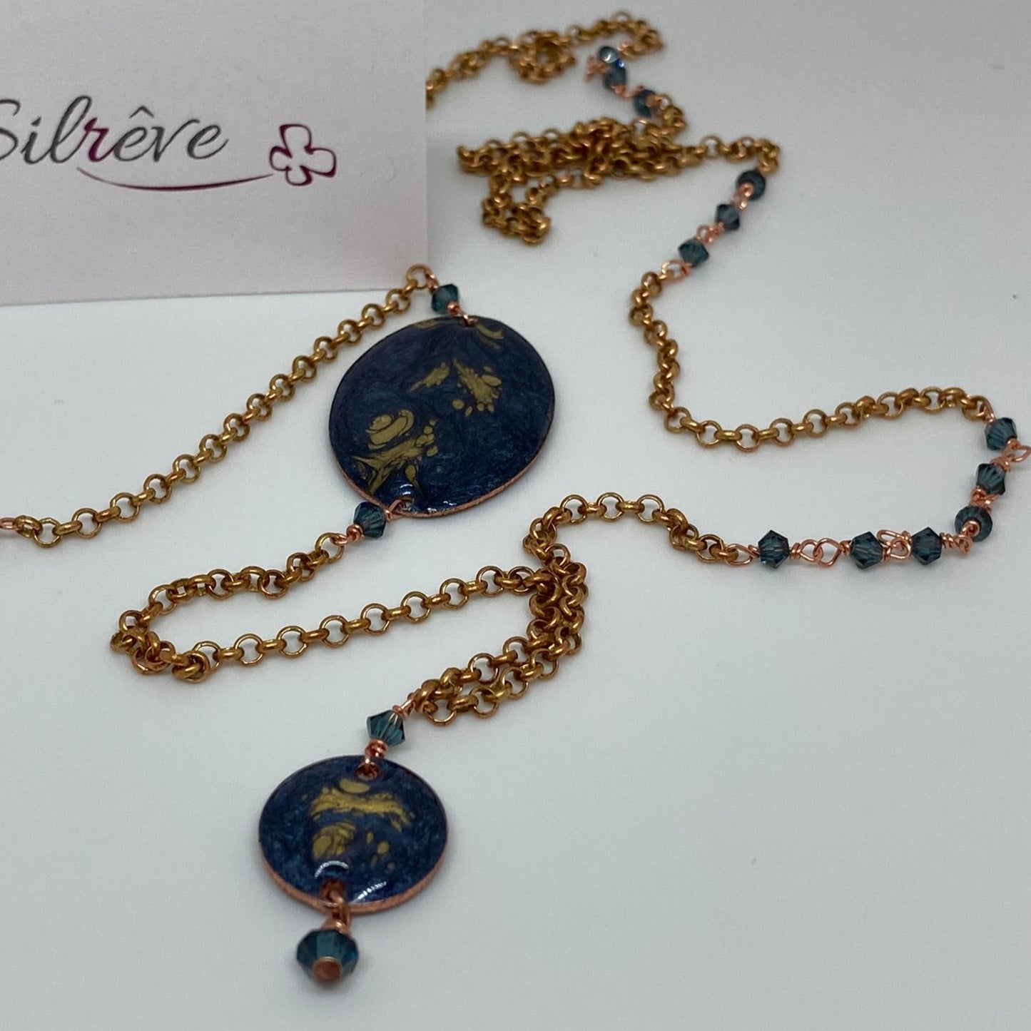 Collana in rame con inserti tondo e ovale dipinti e vetrificati a mano, impreziosita con cristalli