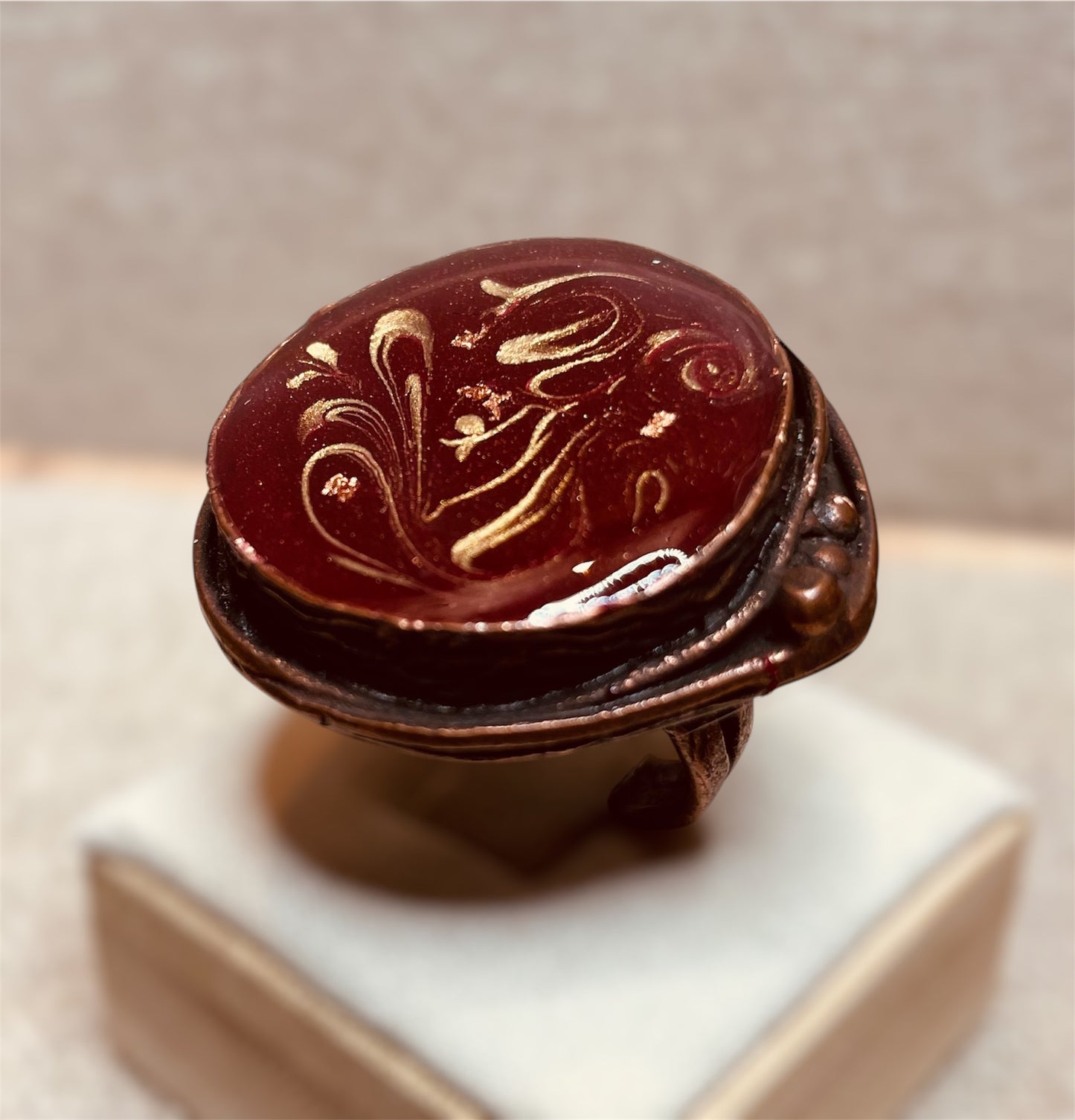 Anello tondo in rame rosso, regolabile, dipinto e vetrificato a mano
