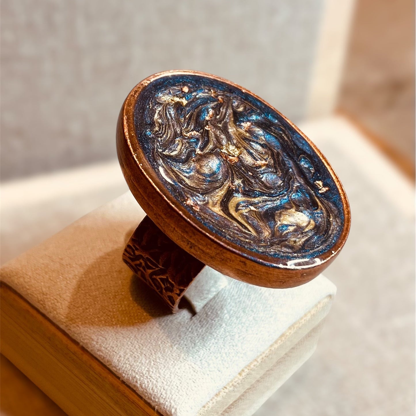 Anello ovale in rame, regolabile, dipinto e vetrificato a mano