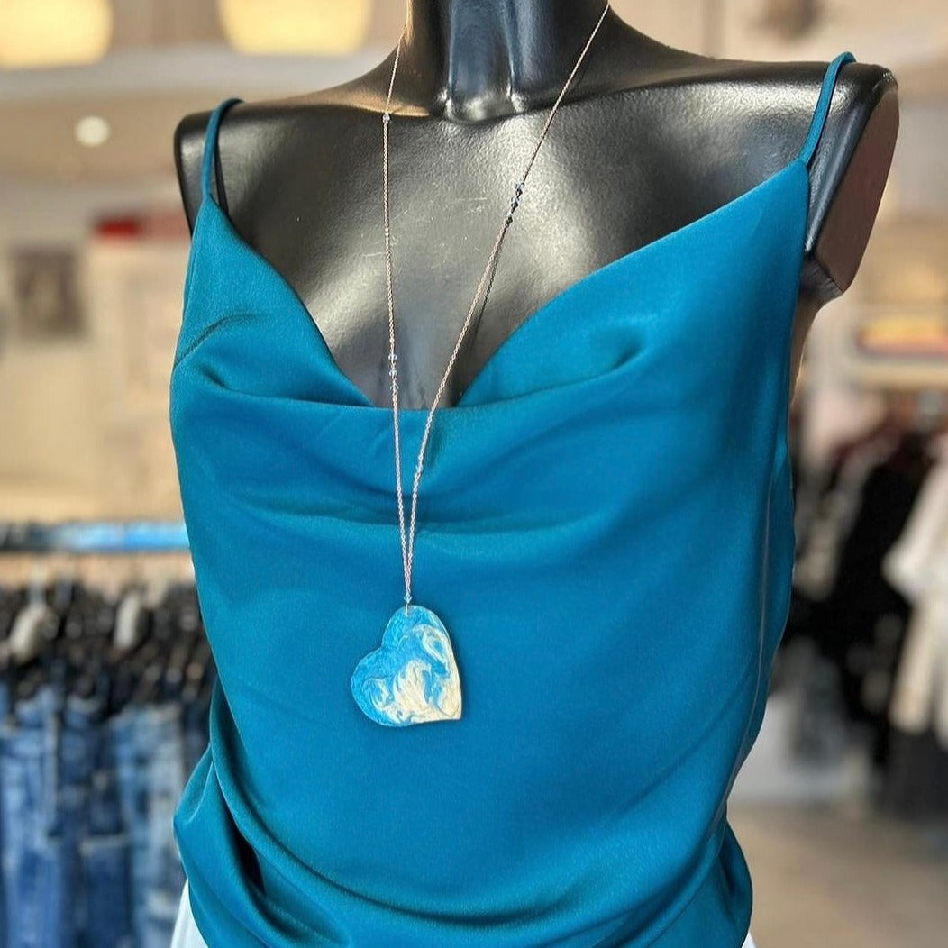 Collana in rame con ciondolo a cuore, impreziosita con piccoli cristalli.