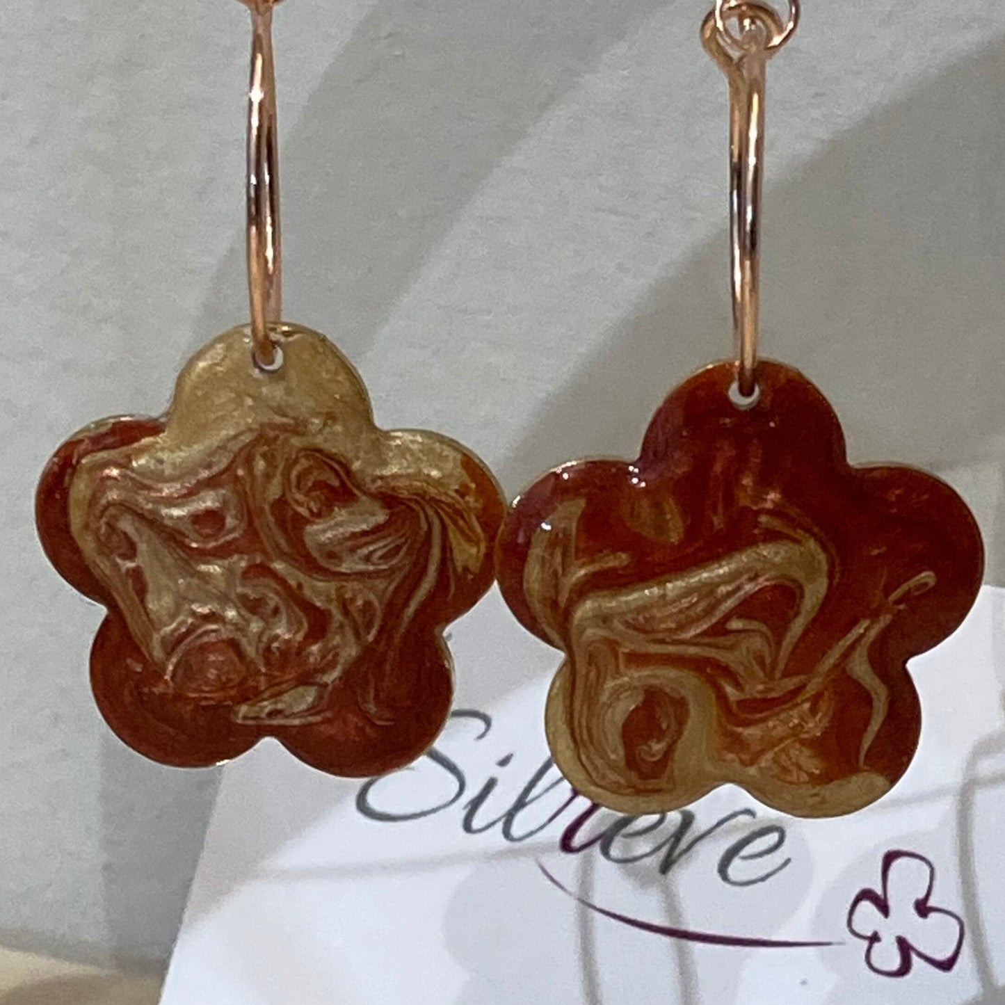 Orecchini pendenti in ottone, a fiore