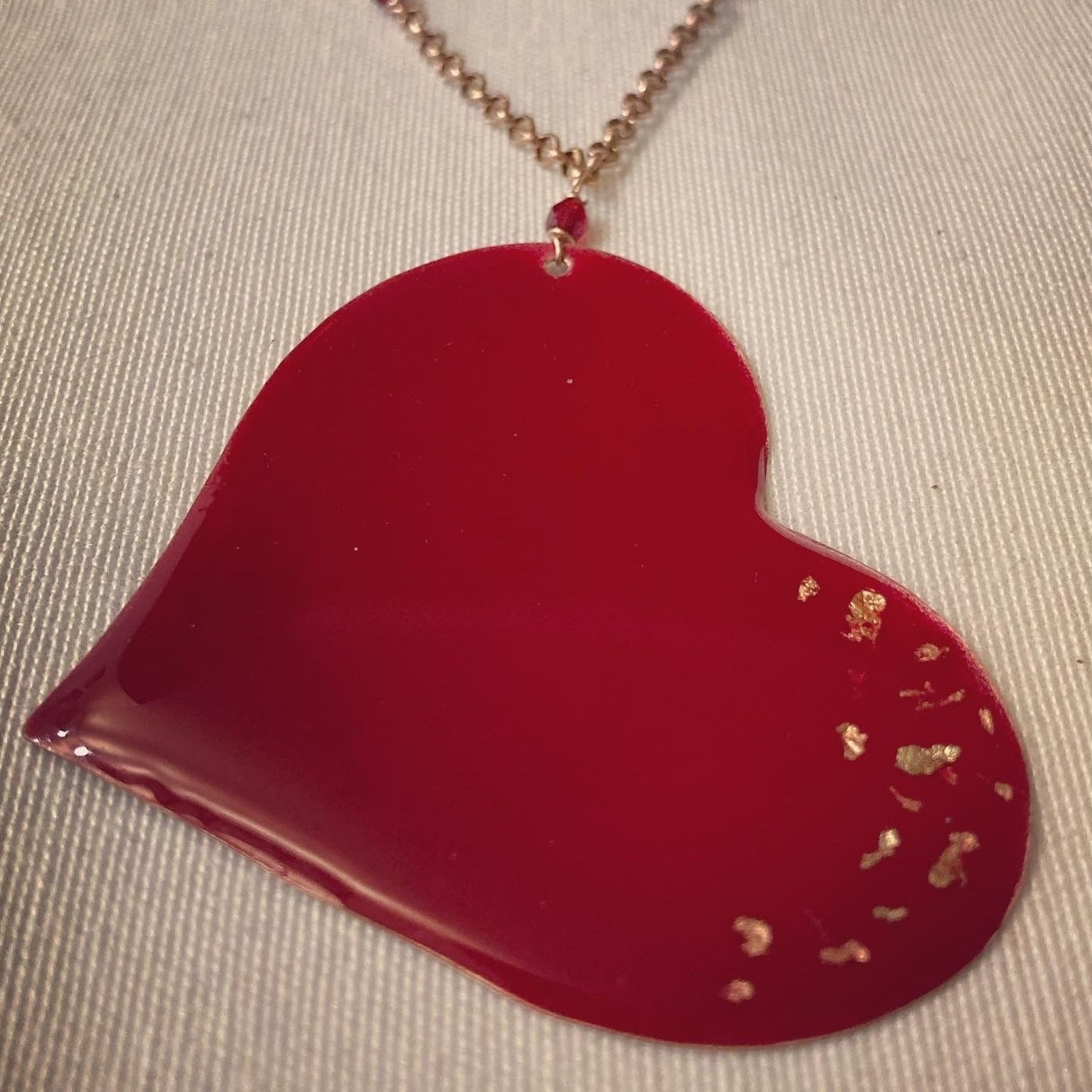 Collana in rame con ciondolo a cuore, impreziosita con piccoli cristalli.