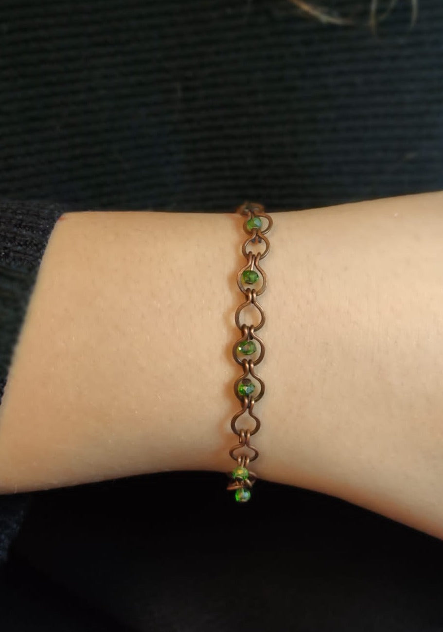 Braccialetto a catenella in rame martellato, anticato e impreziosito con piccoli cristalli; maglie 0,5 cm