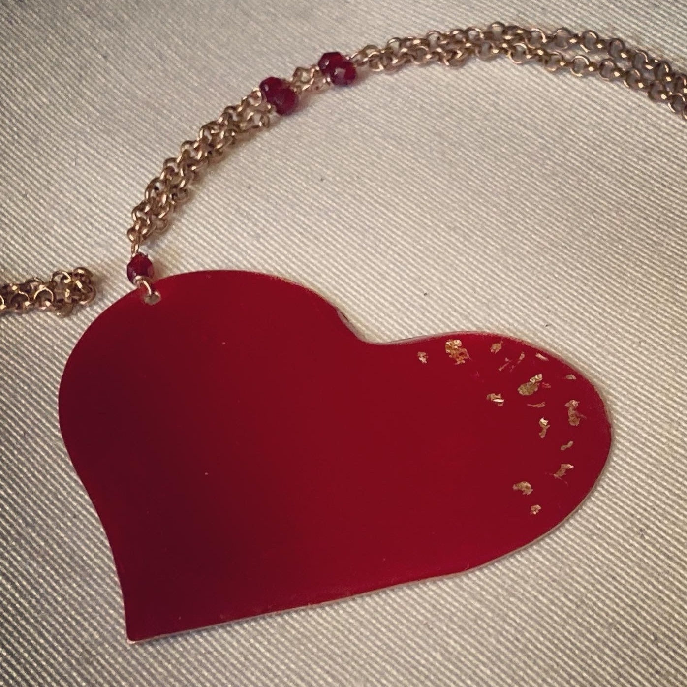 Collana in rame con ciondolo a cuore, impreziosita con piccoli cristalli.