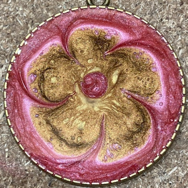 Collana in bronzo con ciondolo tondo dipinto e vetrificato a mano.
