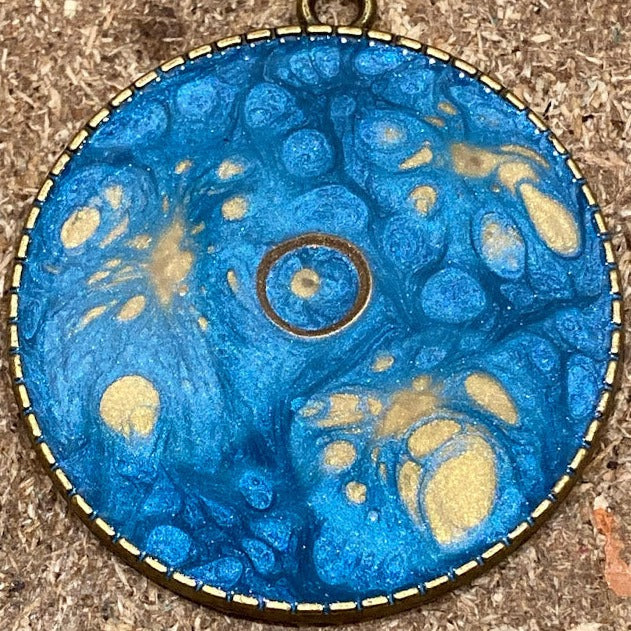 Collana in bronzo con ciondolo tondo dipinto e vetrificato a mano.