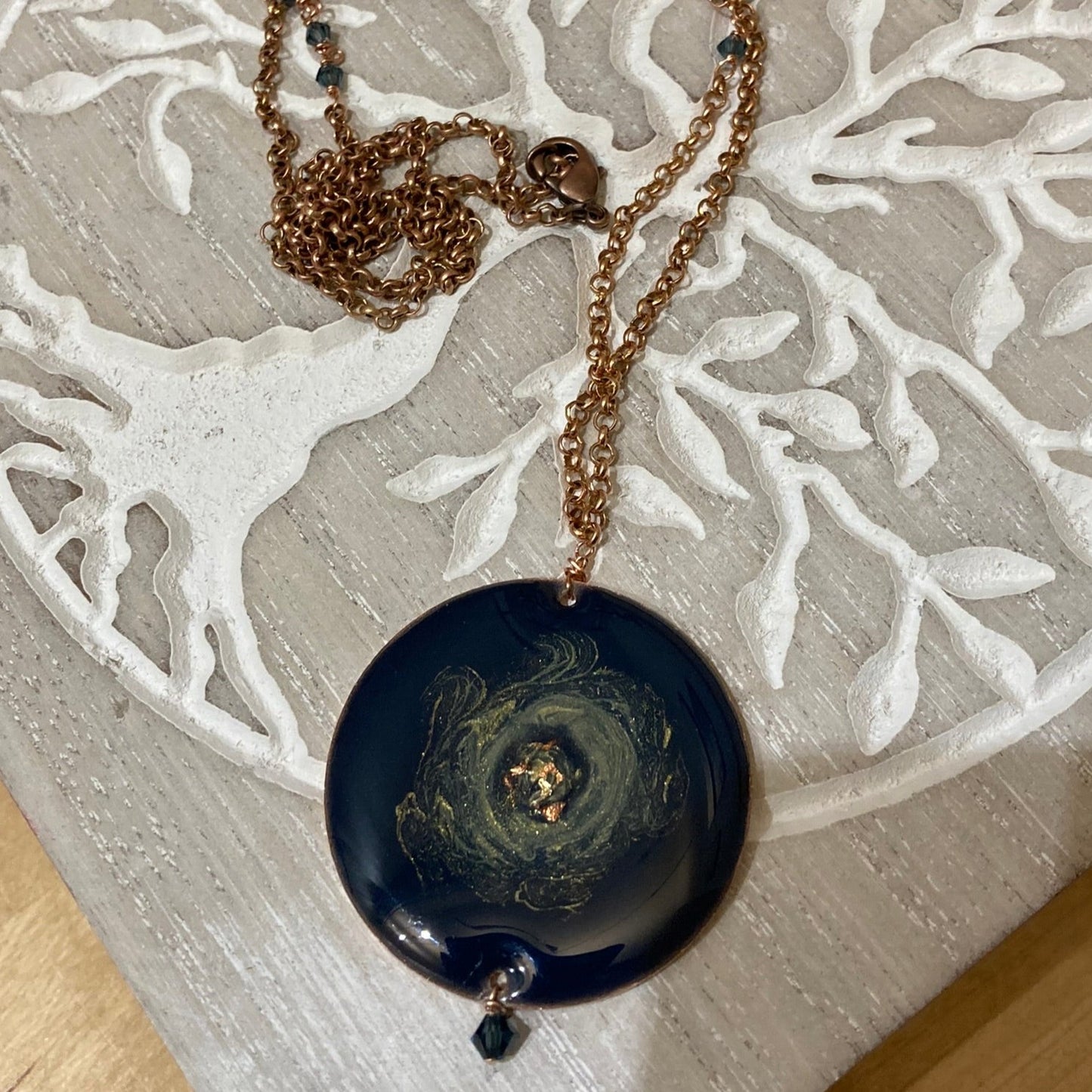 Collana in rame con ciondolo tondo 'Galassia'