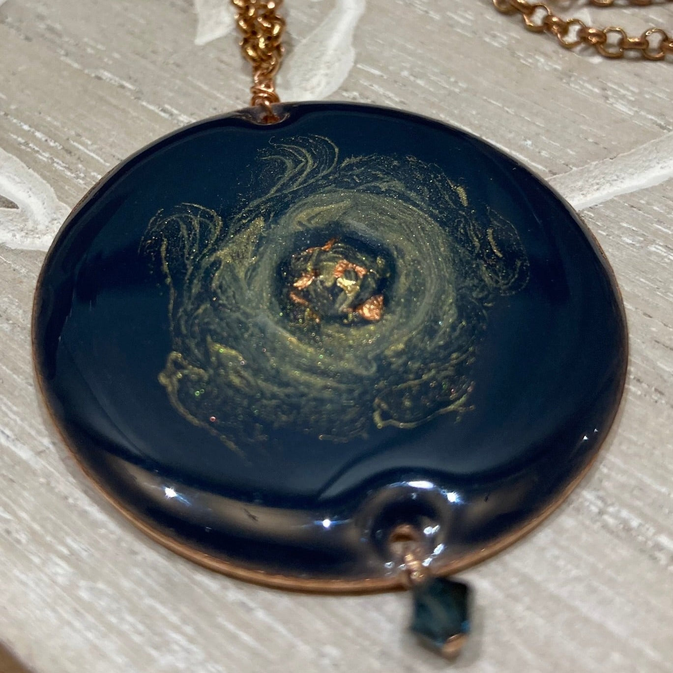 Collana in rame con ciondolo tondo 'Galassia'