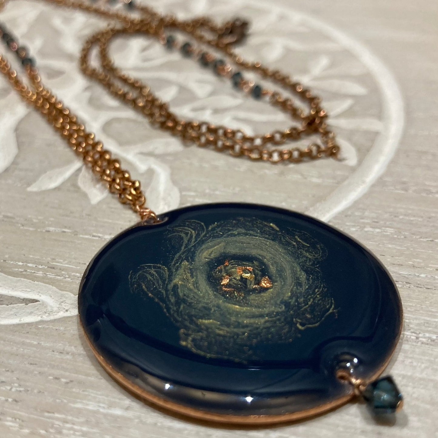Collana in rame con ciondolo tondo 'Galassia'