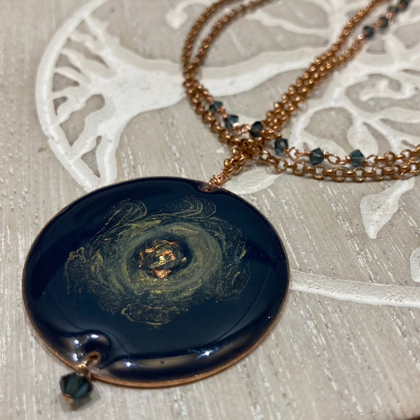 Collana in rame con ciondolo tondo 'Galassia'