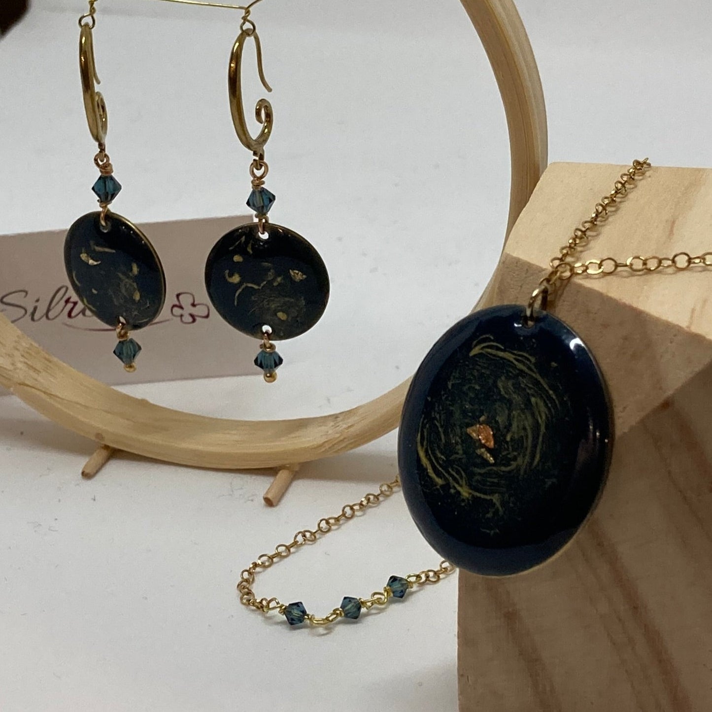 Collana in ottone con ciondolo tondo 'Galassia'