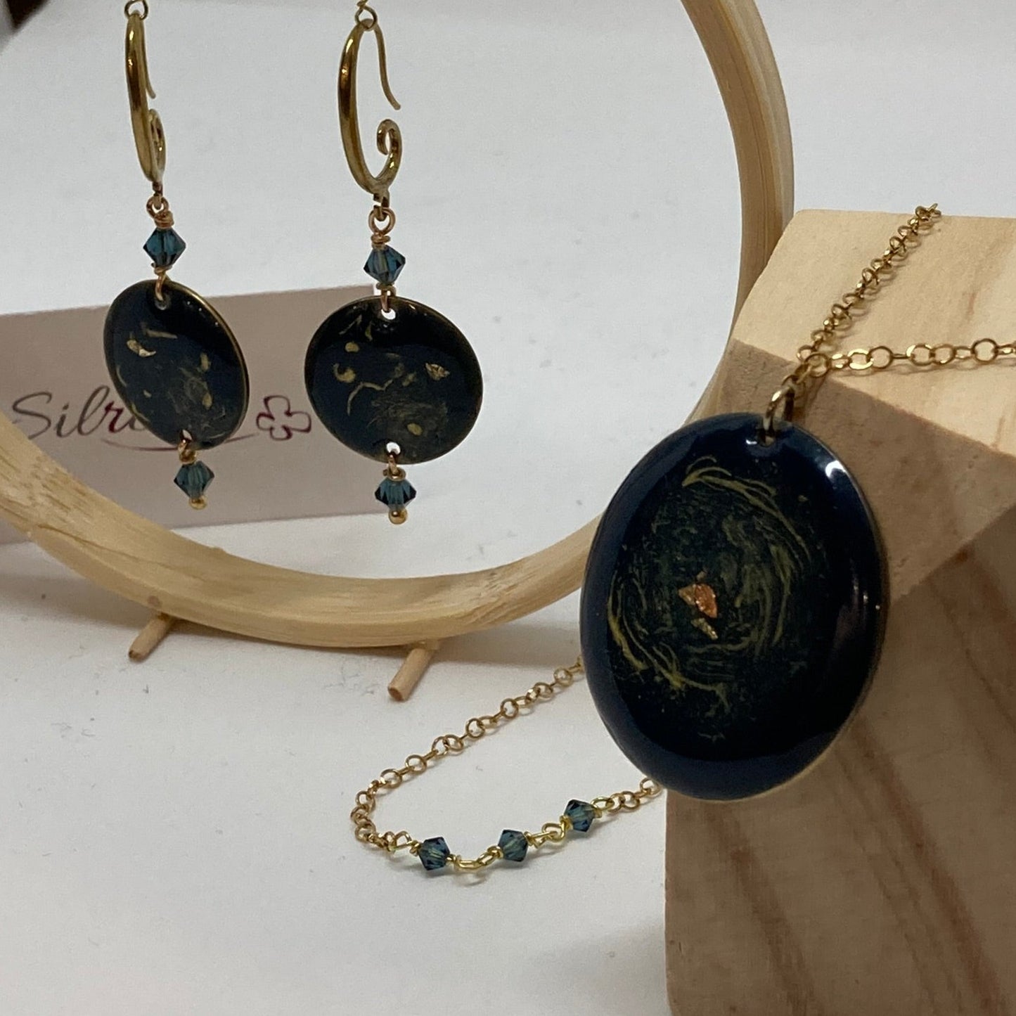 Orecchini pendenti blu e oro in ottone naturale linea 'Galassia'