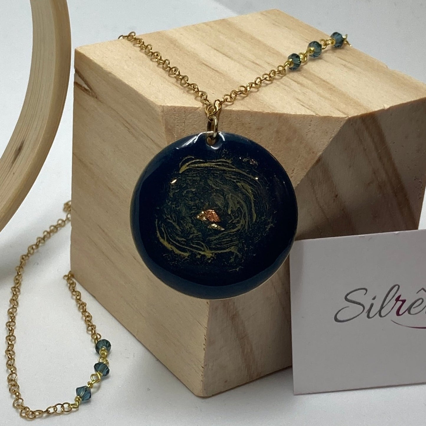 Collana in ottone con ciondolo tondo 'Galassia'