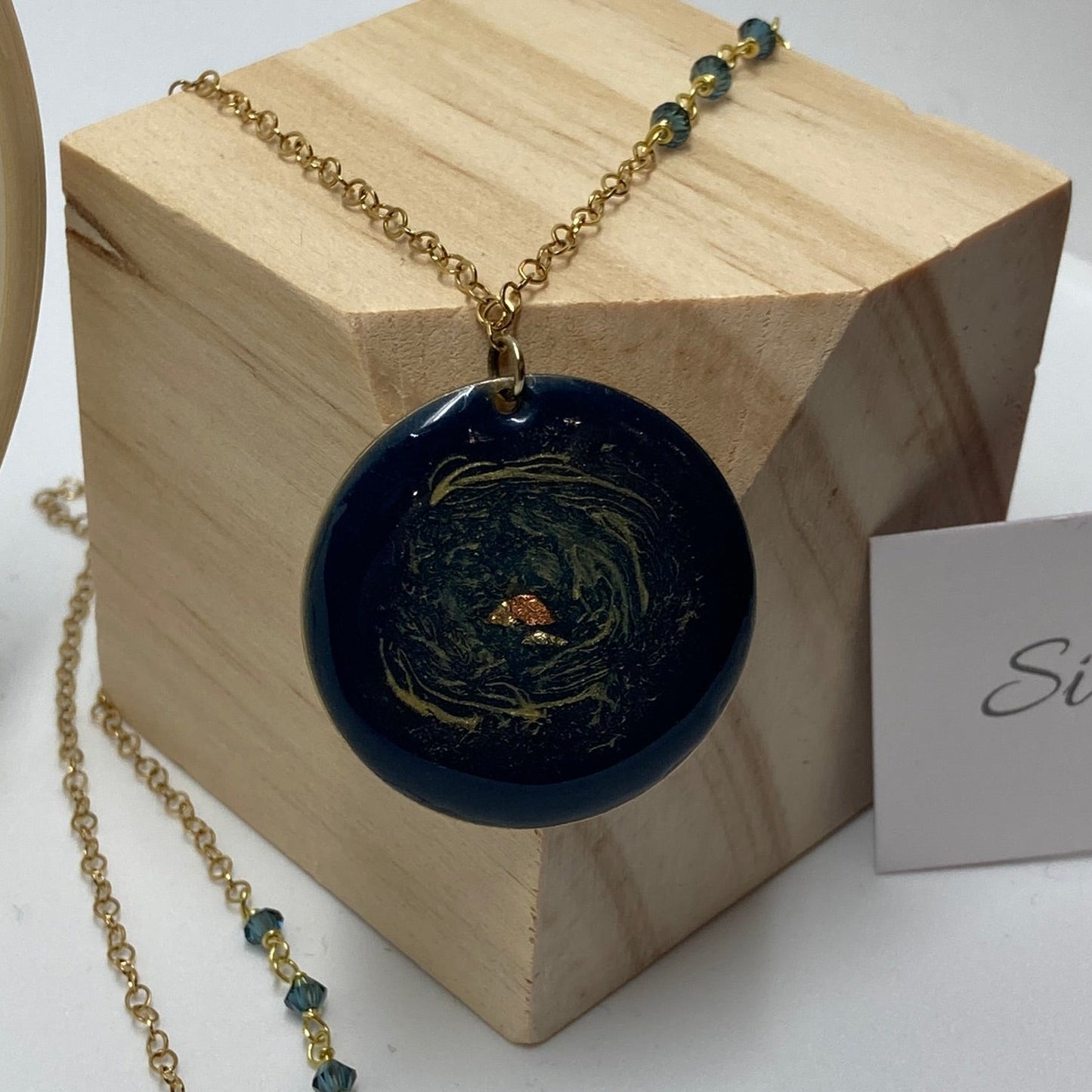 Collana in ottone con ciondolo tondo 'Galassia'