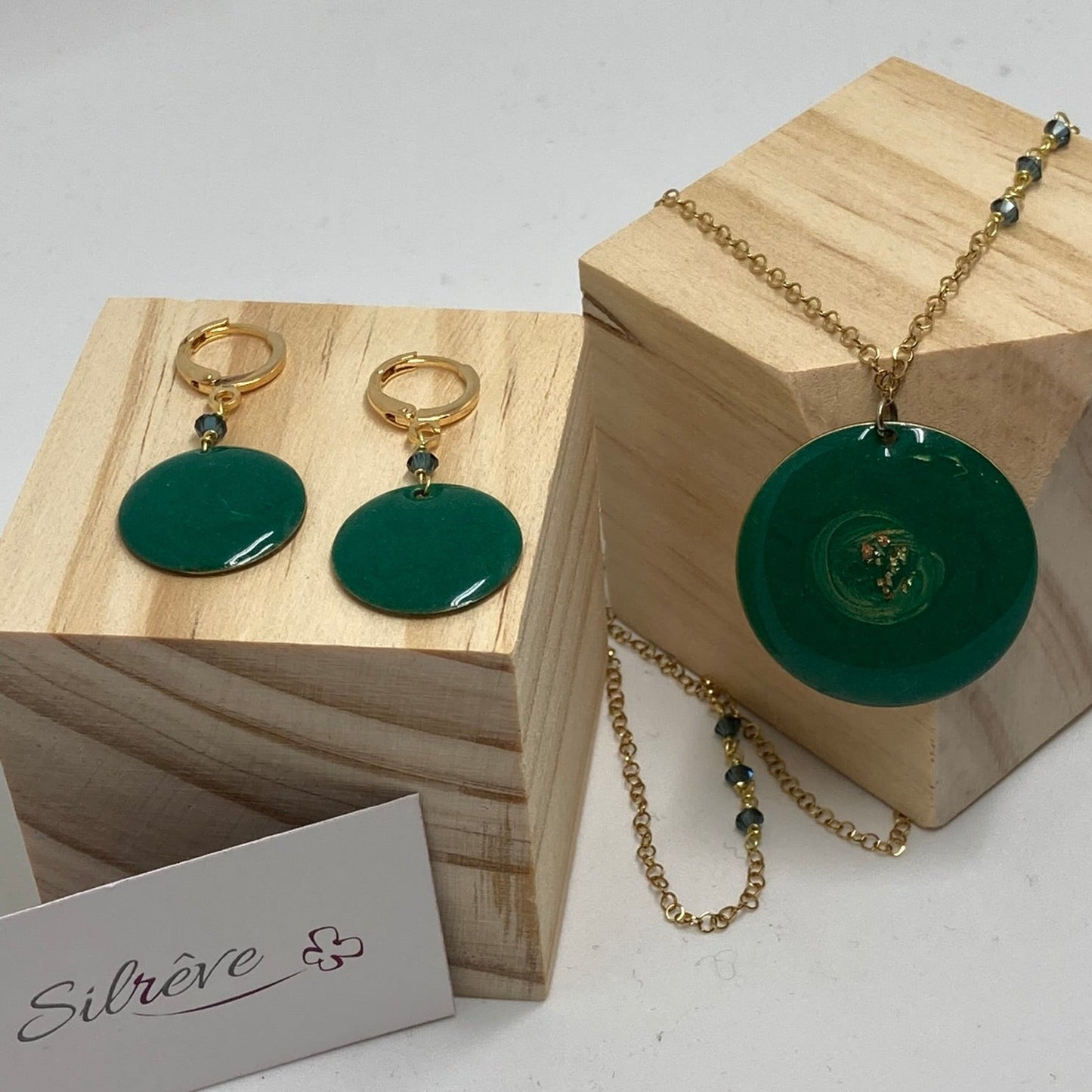Collana in ottone con ciondolo tondo 'Galassia'