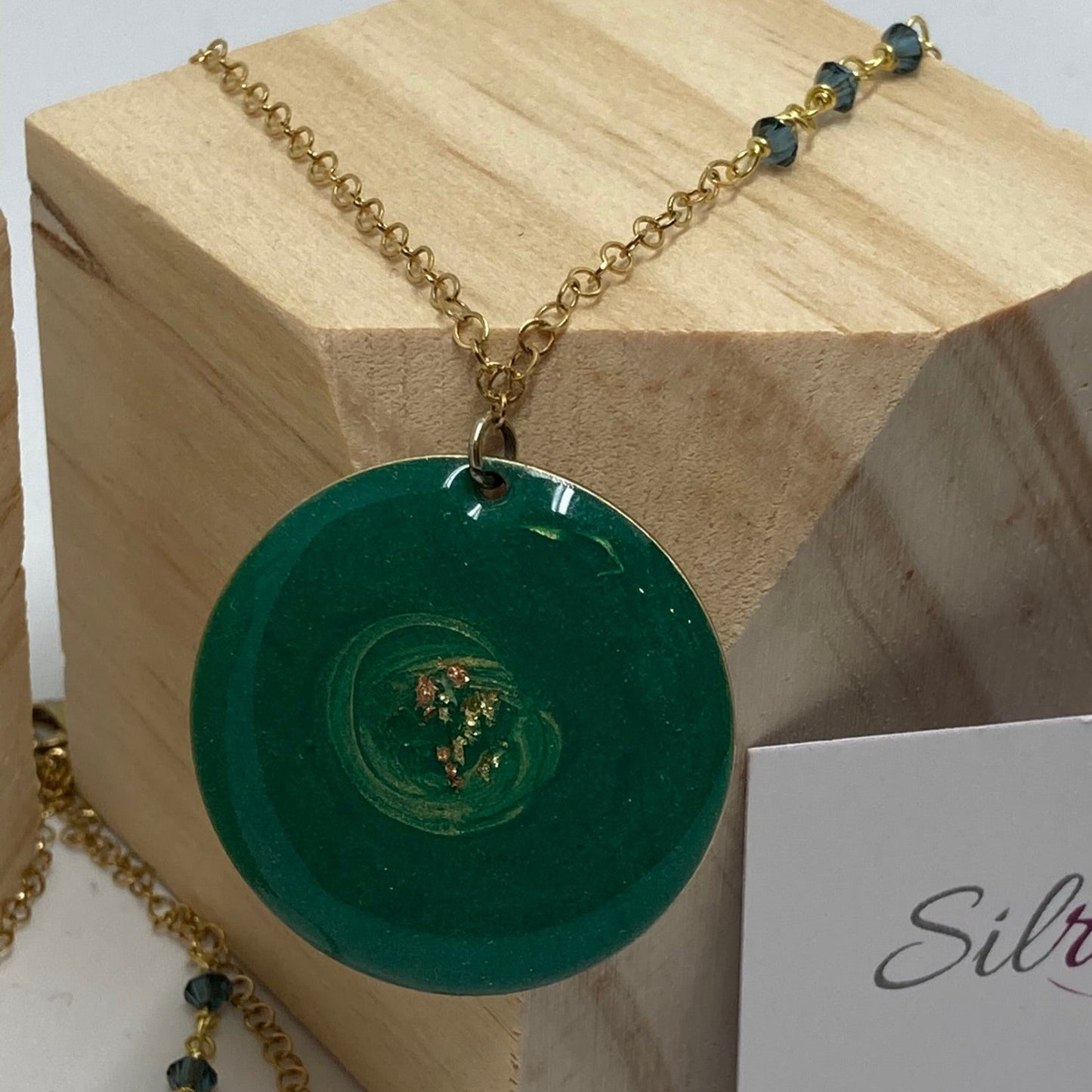 Collana in ottone con ciondolo tondo 'Galassia'
