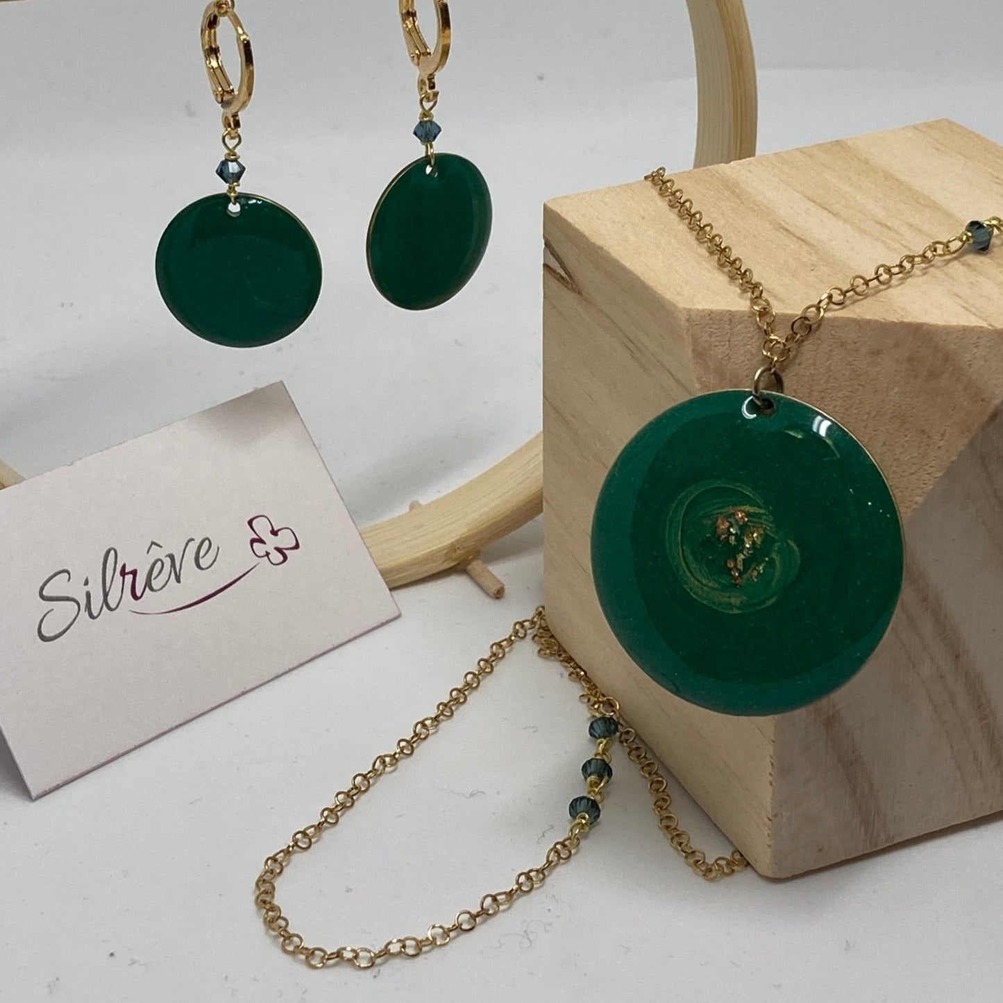 Collana in ottone con ciondolo tondo 'Galassia'