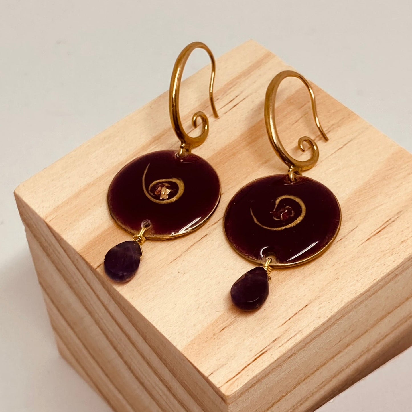 Orecchini pendenti in ottone naturale, bordeaux motivi oro con ametista