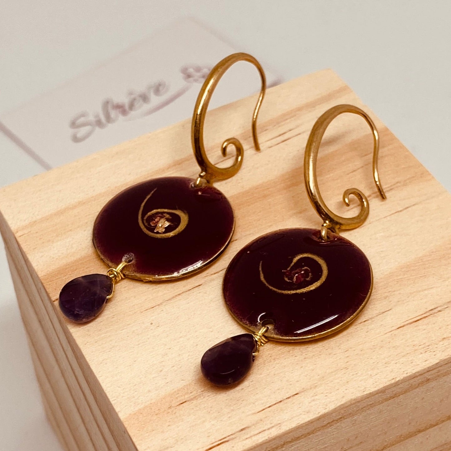 Orecchini pendenti in ottone naturale, bordeaux motivi oro con ametista